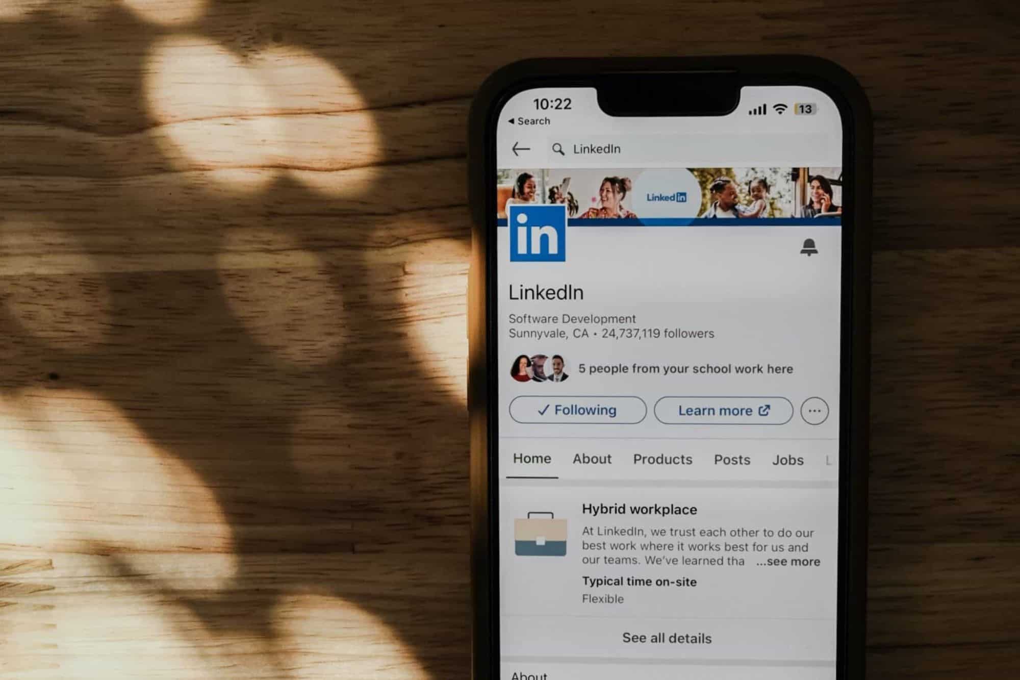 Sem avisar, LinkedIn começou a usar dados das pessoas para treinar IA. Antes, usuários podiam escolher por não deixar