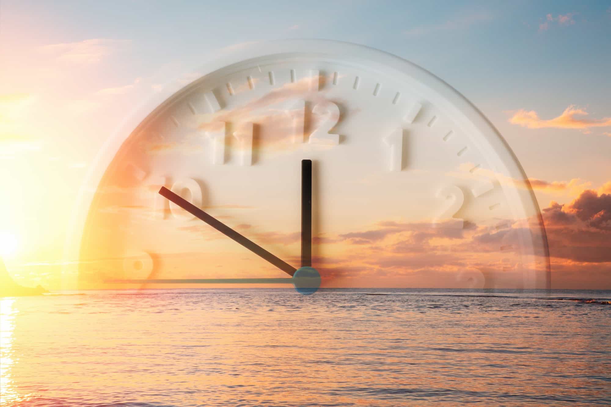 Horário de verão pode voltar ainda este ano. Medida visa alterar o pico de consumo de energia para horário com mais luz solar. Veja quando