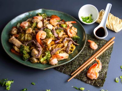 Confira deliciosa receita de Yakissoba, carro-chefe entre os pratos quentes no menu da culinária asiática