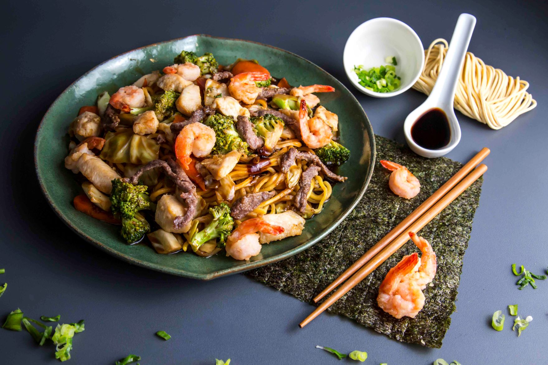 Confira deliciosa receita de Yakissoba, carro-chefe entre os pratos quentes no menu da culinária asiática