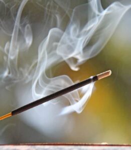 Alerta: fumaça de incenso pode ser tão perigosa quanto a de cigarro, revelam especialistas