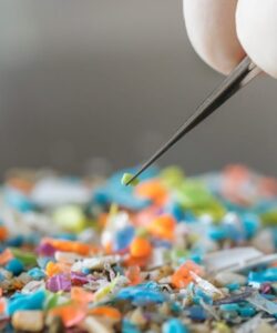 Plástico elétrico pode revolucionar implantes e wearables; entenda