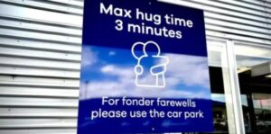 Aeroporto proíbe abraços por mais de 3 minutos