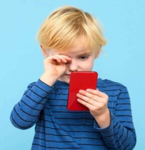 Tempo de tela elevado pode provocar crises de raiva em crianças