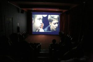 Filmes premiados e clássicos do terror fazem parte da programação de outubro do Clube de Cinema de Marília