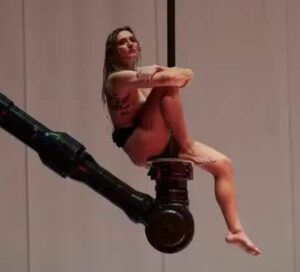 Peça com relação sexual no palco, sangue e piercing ao vivo faz 18 pessoas passarem mal