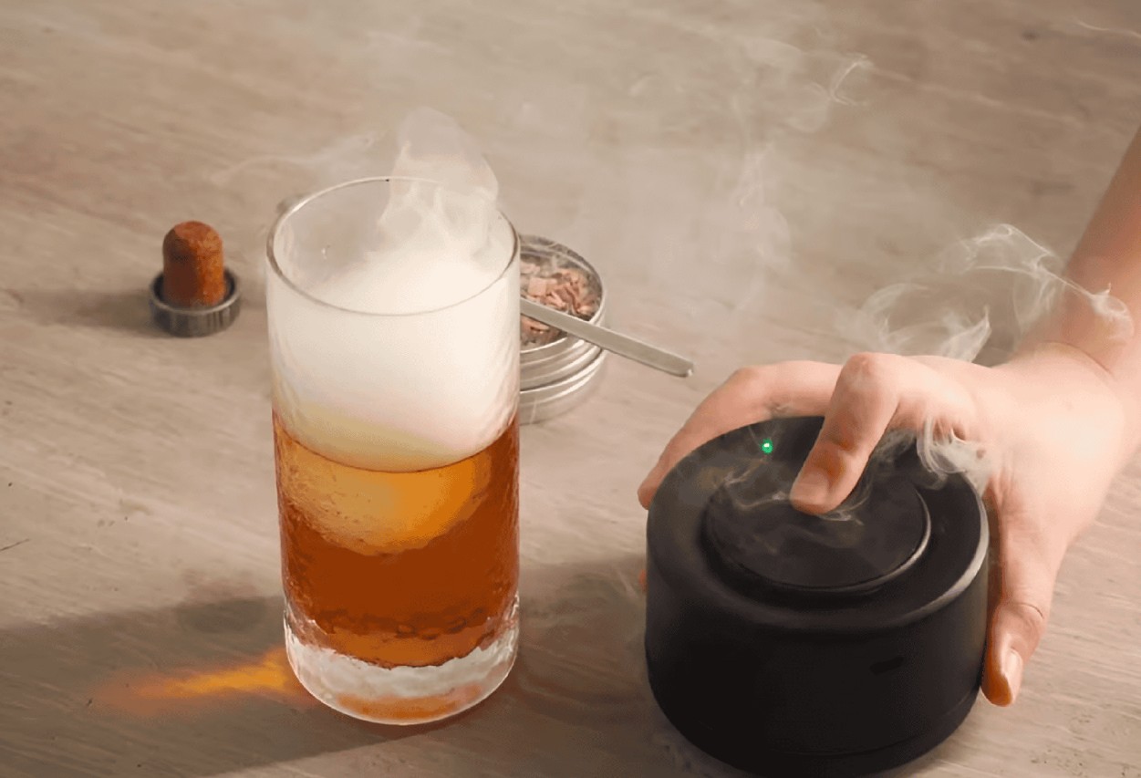 Quer melhorar seus drinks? Defumador elétrico promete adicionar mais sabor ao whisky