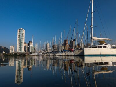 Morar em um barco ou apartamento frente mar? Conheça a cidade do Brasil que concentra “casas” sobre as águas