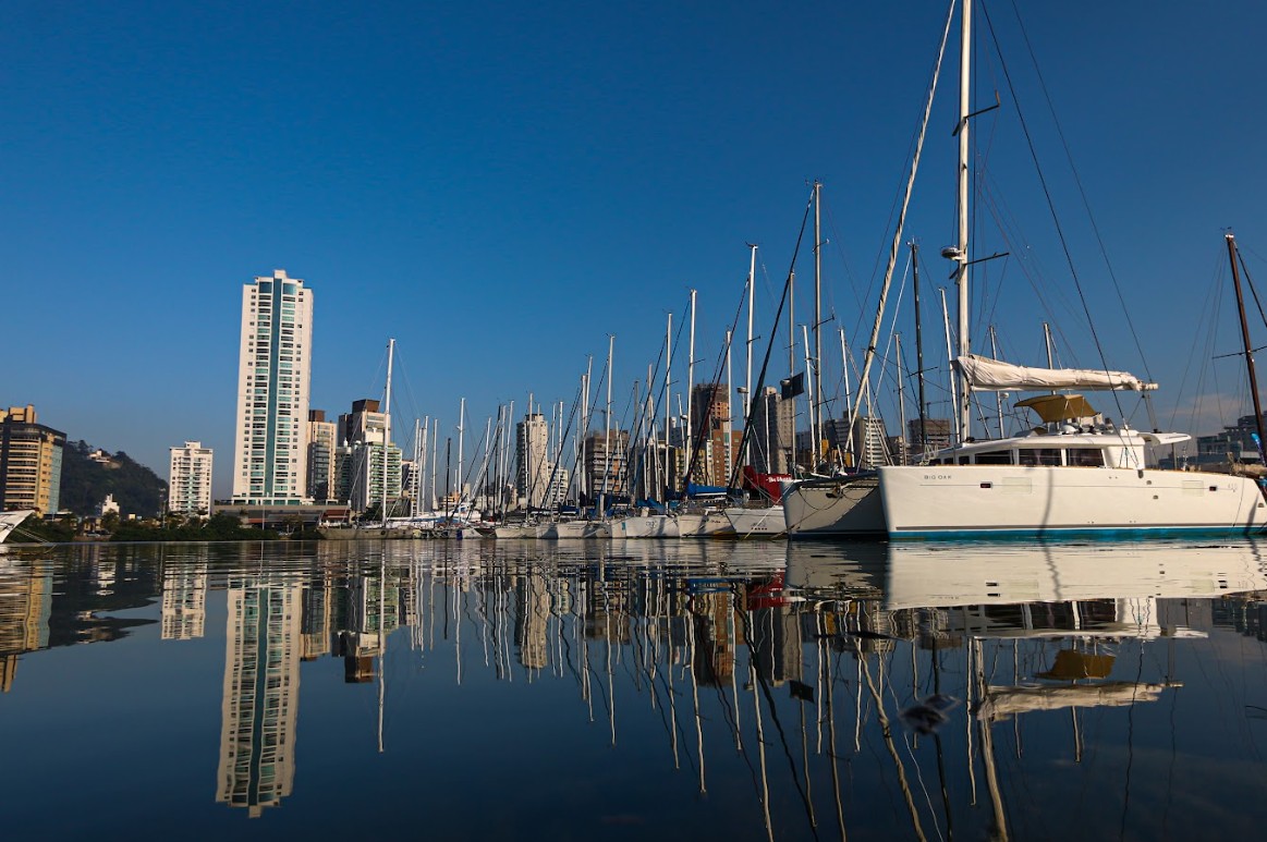 Morar em um barco ou apartamento frente mar? Conheça a cidade do Brasil que concentra “casas” sobre as águas