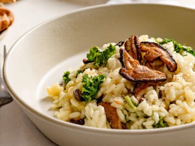 O delicioso risoto de cogumelos e kale