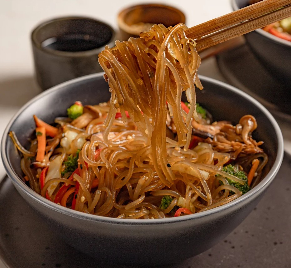 O coreano e colorido japchae vegetariano