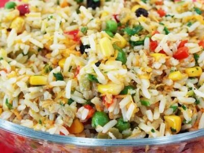 Arroz colorido temperado, uma opção deliciosa para fazer hoje