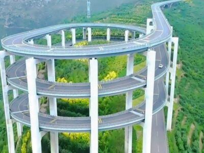 Com a rodovia mais alta do mundo, a China surpreende em uma obra bilionária que desafia a gravidade, alcançando a altura de um prédio de 116 andares e ligando o passado ao presente, e a natureza à tecnologia