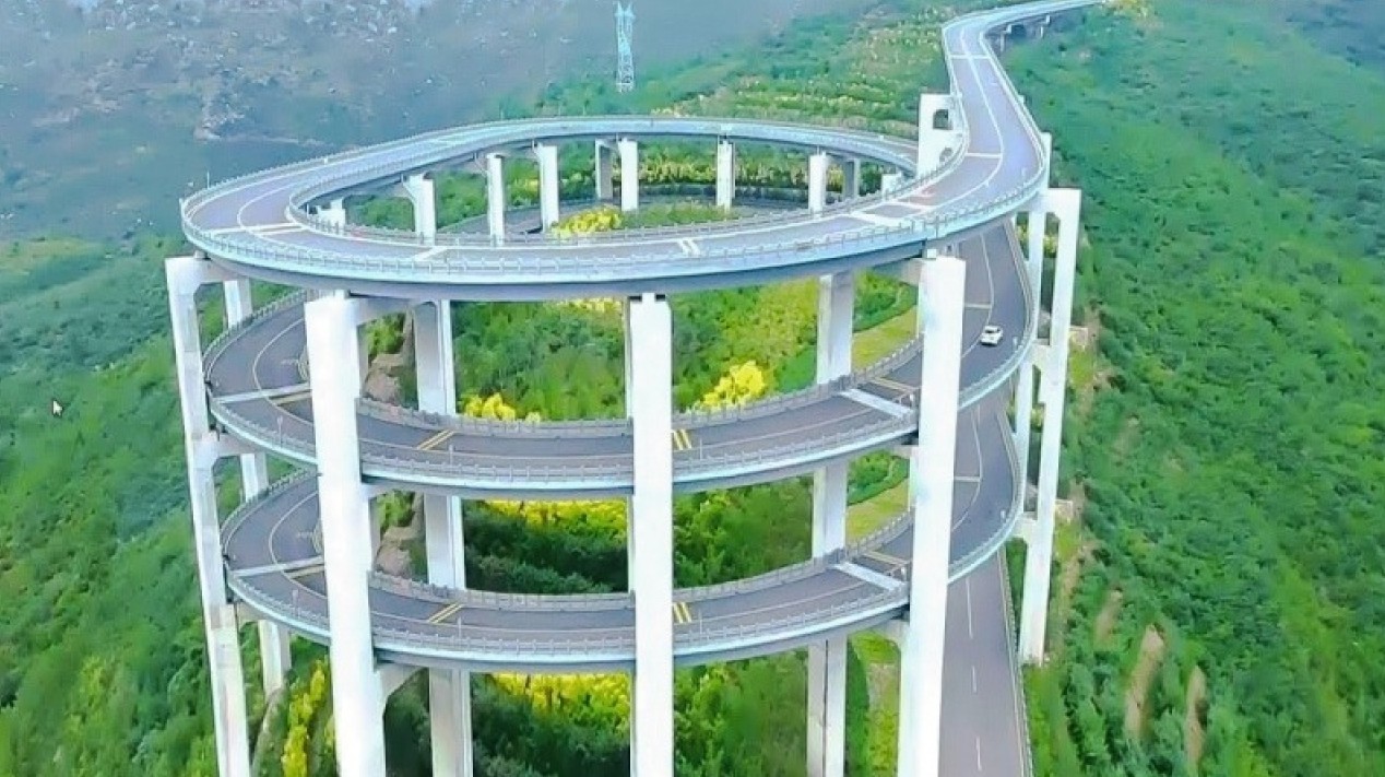 Com a rodovia mais alta do mundo, a China surpreende em uma obra bilionária que desafia a gravidade, alcançando a altura de um prédio de 116 andares e ligando o passado ao presente, e a natureza à tecnologia