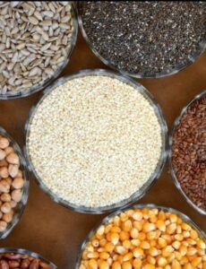 Conheça os 8 alimentos ricos em fibras e antioxidantes para adicionar na sua dieta. Por nutricionista especialista em sinergia de alimentos