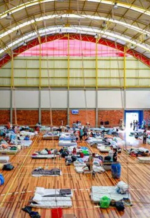 Quase seis meses após a enchente, 1,8 mil pessoas ainda permanecem em abrigos no Rio Grande do Sul
