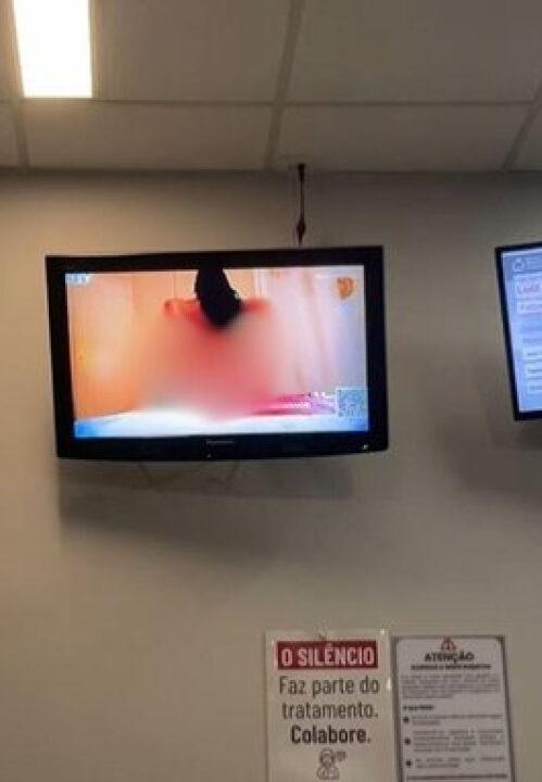 Hospital exibe filme erótico na televisão da sala de espera