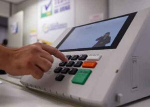 Cientista político analisa o motivo de prefeitos derrotados nas eleições fazerem exonerações em massa; Veja análise