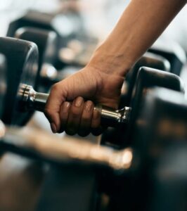 Tirar férias da academia vai fazer você perder força? Estudo responde