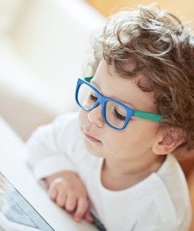 Alerta sobre seu filho! Uma a cada três  crianças têm miopia, aponta estudo. Veja o que explica oftalmologista do Hospital Albert Einstein