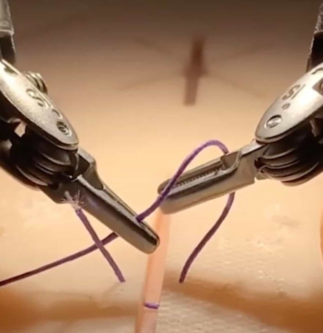 Robô médico faz cirurgia de maneira inédita – assista
