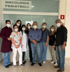 Rotary 4 de Abril entrega kits para colorir a Oncologia Pediátrica da Santa Casa, além de muitos doces aos pacientes