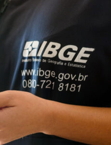 Alerta sobre falsos funcionários do IBGE aplicando golpes