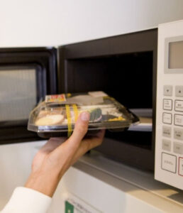 Confira 7 itens que não devem ser usados no micro-ondas e aprenda cuidados essenciais para a segurança na cozinha