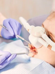 Clínica é condenada por erro em implante que resultou em infecção no rosto