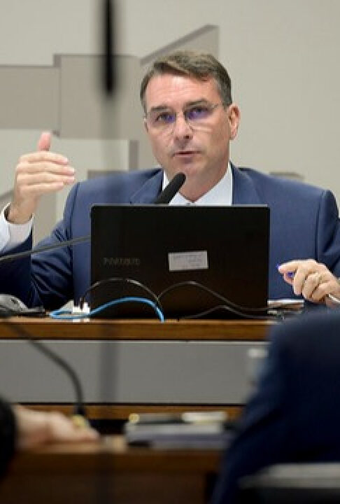 Flávio Bolsonaro vai apresentar projeto que endurece lei penal