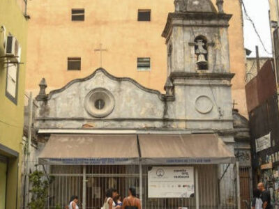 Luminárias japonesas são removidas da rua na Liberdade a pedido de movimentos negros e indígenas