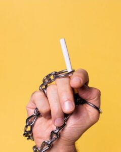 Psicólogo ministra palestra sobre saúde mental aos pacientes do ambulatório de tabagismo da Santa Casa de Marília