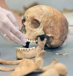 Rosto de ‘vampira’ de 400 anos é reconstruído na Polônia; veja o resultado