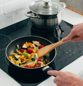 Reaquecer alimentos faz mal a saúde? Leia e entenda