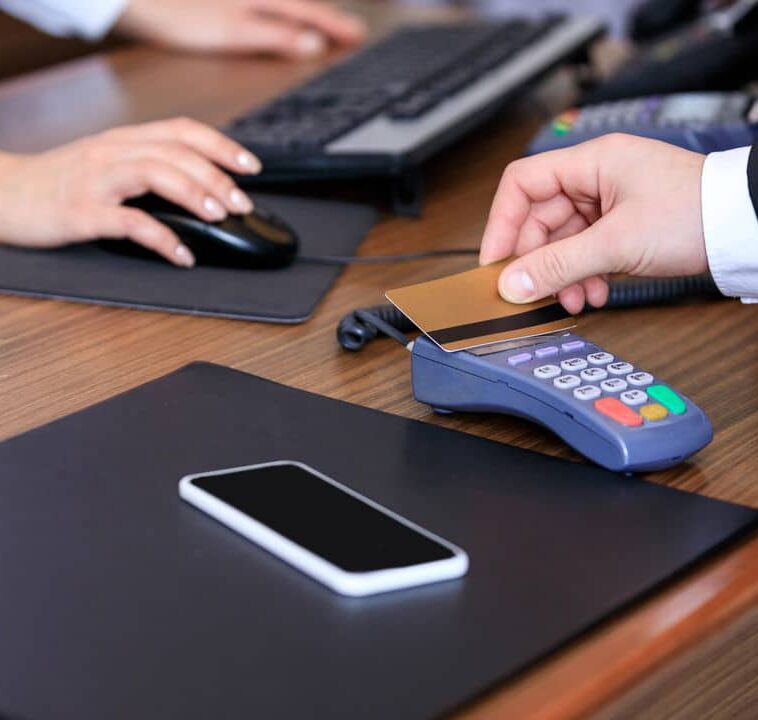 Comunicado é emitido para brasileiros que usam a função de aproximação no cartão