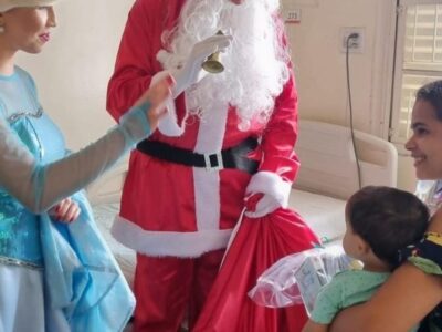 Voluntários da Associação Amigos do Bar, vestidos de Noel e personagens infantis entregam presentes de Natal a crianças da Santa Casa de Marília