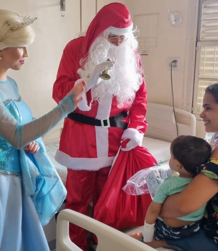 Voluntários da Associação Amigos do Bar, vestidos de Noel e personagens infantis entregam presentes de Natal a crianças da Santa Casa de Marília