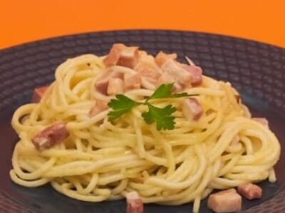 Trouxemos hoje receitas de Spaghetti Veneza Alho e Óleo com Bacon e uma maravilhosa Torta de Nozes. Ingredientes com passo a passo. Veja