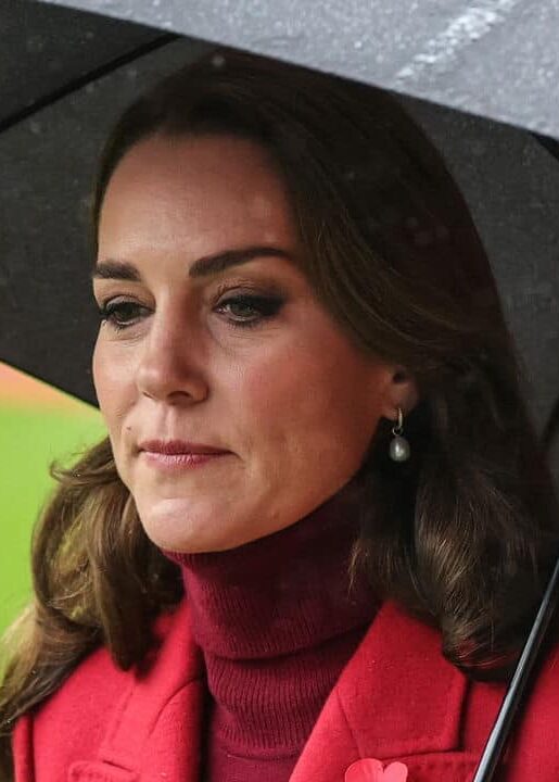 Acompanhada do esposo e dos filhos, Princesa Kate Middleton faz triste declaração sobre câncer
