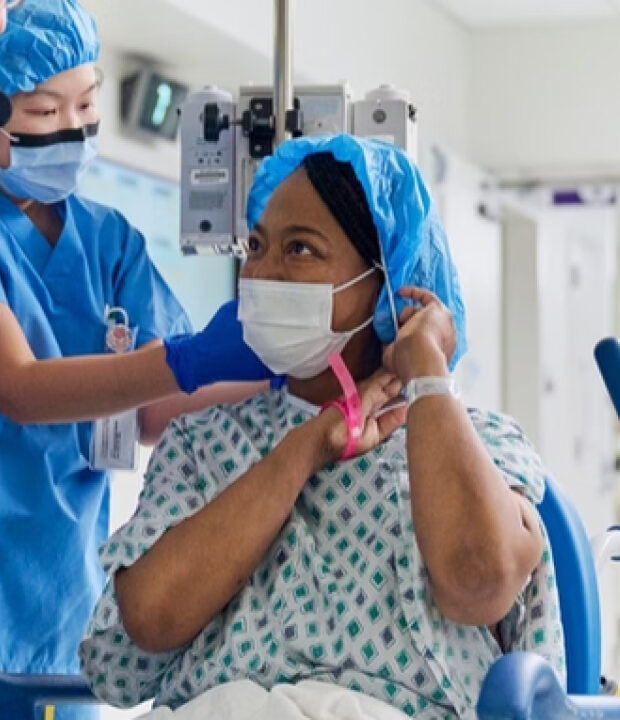 Mulher que recebeu transplante de rim de porco para de fazer diálise