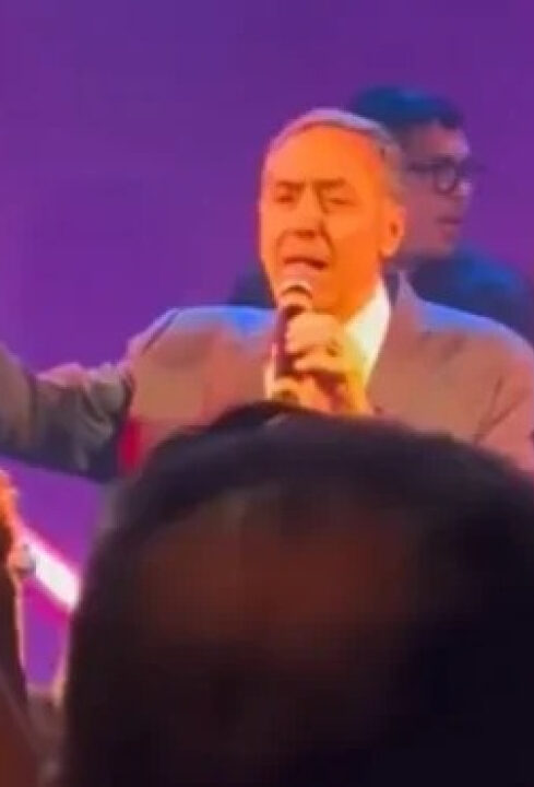 Barroso surpreende ao cantar na festa de casamento de Flávio Dino; VEJA VÍDEO