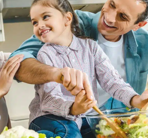 O poder de cozinhar em família: veja os benefícios da prática para a saúde do seu lar