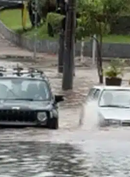 Fiat Uno supera Jeep Renegade em enchente e viraliza na internet; VEJA VÍDEO