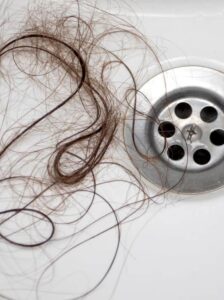 O que o álcool está fazendo com o seu cabelo? Descubra os efeitos e como proteger os fios