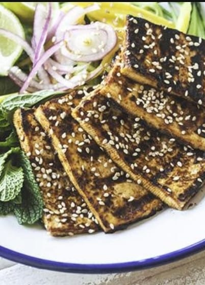 Descubra o Tofu: um alimento nutritivo e vegetal rico em proteínas para sua dieta. Veja o que explicam especialistas de Harvard e receitas