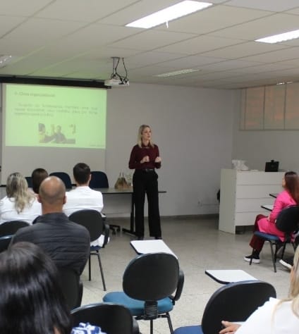 Psicóloga Cibele Scalissi ministra palestra sobre “Saúde emocional e ambiente de trabalho” na Santa Casa de Marília