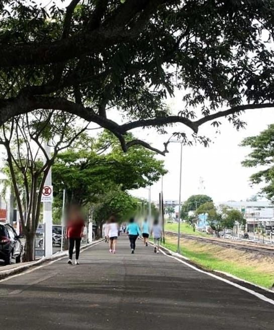 Cuidado: três moças são assaltadas com revólver e perdem celulares em plena pista de cooper da avenida das Esmeraldas. Ladrões estavam em uma moto e sinda não foram encontrados