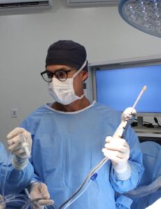 Urologista da Santa Casa de Marília, dr. André Guzzardi, realiza cirurgia inédita para tratamento de Hiperplasia Benigna da Próstata. Técnica preserva função sexual. Entenda