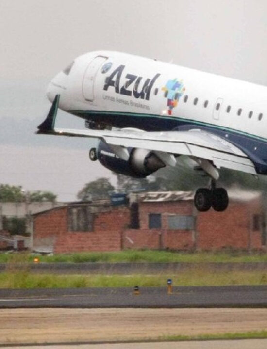 CRISE: Azul anuncia aumento de custos na aviação e suspende operações em 12 cidades