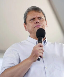 Tarcísio critica Lula: Brasil está gastando o que não devia